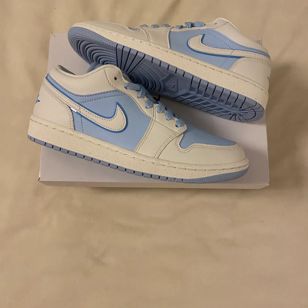 Hej! Jag säljer några helt nya par Air Jordan 1 Lows i storlekarna 38,5, 39 och 40,5  för 1800kr st ink frakt 🚚 🔵 Fraktar samma eller dagen efter betalning 📦  Bara att höra av dig vid frågor❤️. Skor.