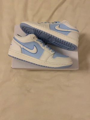 Air Jordan 1 Low (W) ”Reverse Ice Blue” - Hej! Jag säljer några helt nya par Air Jordan 1 Lows i storlekarna 38,5, 39 och 40,5  för 1800kr st ink frakt 🚚 🔵 Fraktar samma eller dagen efter betalning 📦  Bara att höra av dig vid frågor❤️