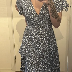 Blommig klänning🌸 - Helt ny blommig klänning med dragkedja i sidan, står xs men skulle mer säga storlek s Nypris  219kr✨