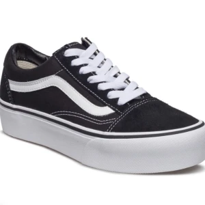 Vans skor  - Ett par jätte välvårdade vans skor med hög sula. Inte använt på ett bra tag så tänkte de kan komma till användning för någon annan.  Pris kan diskuteras🎀