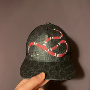 Gucci snake keps - Hej, Idag säljer jag min fina gucci snake keps helt ny använd fick den som ett persent av morsan. Storlek (XS) Priset är 3000 vid snabbt äffar går o diskutera. Kan posta den också men köperare står för frakten. Kan också byta mot ett bra byte.