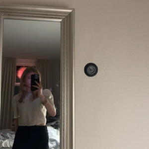 Festtopp - Säljer denna festliga topp från Lindex. Den är kort i modellen. Aldrig använd. Hör av dig vid intresse! 