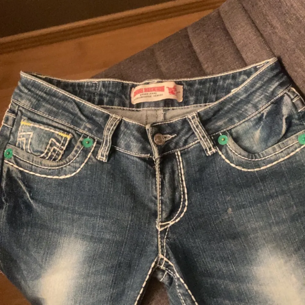 jättefina true religion jeans i jättebra skick förutom defekt längst ner på ena benet (se sista bilden) men annars jättefina och inget man tänker på så mycket❤️ pris kan diskuteras vid snabb affär . Jeans & Byxor.