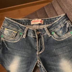 jättefina true religion jeans i jättebra skick förutom defekt längst ner på ena benet (se sista bilden) men annars jättefina och inget man tänker på så mycket❤️ pris kan diskuteras vid snabb affär 