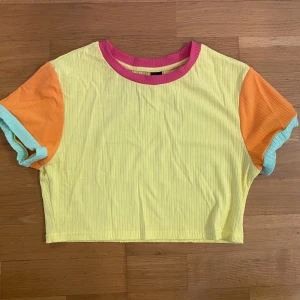 Flerfärgad croppad t-shirt - Passar för S-L. Stretchigt och mjukt tyg. Använd en gång.