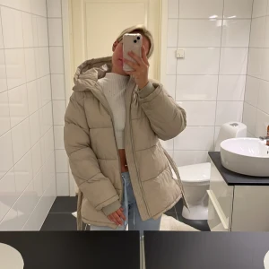 Vinter jacka  - Säljer nu min jätte jätte fina beiga  vinterjacka. Inköpt för 1200 kr. Super varm och jätte bra, säljer för att jag har 100 andra jackor😭🤣 köparen står för frakt.❣️❣️