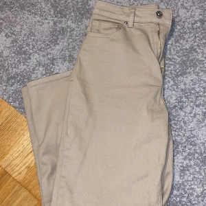 beiga jeans ifrån hm - säljer ett par oanvända jeans ifrån hm, mid waist, lite oversized