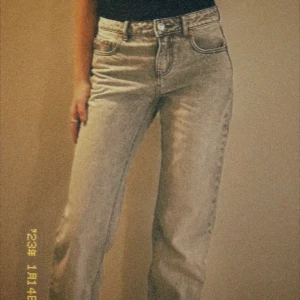 Jeans  - Gråa jeans från Stradivarius.  Storlek 34  Säljes då dem inte används längre.  Meddela vid intresse💌