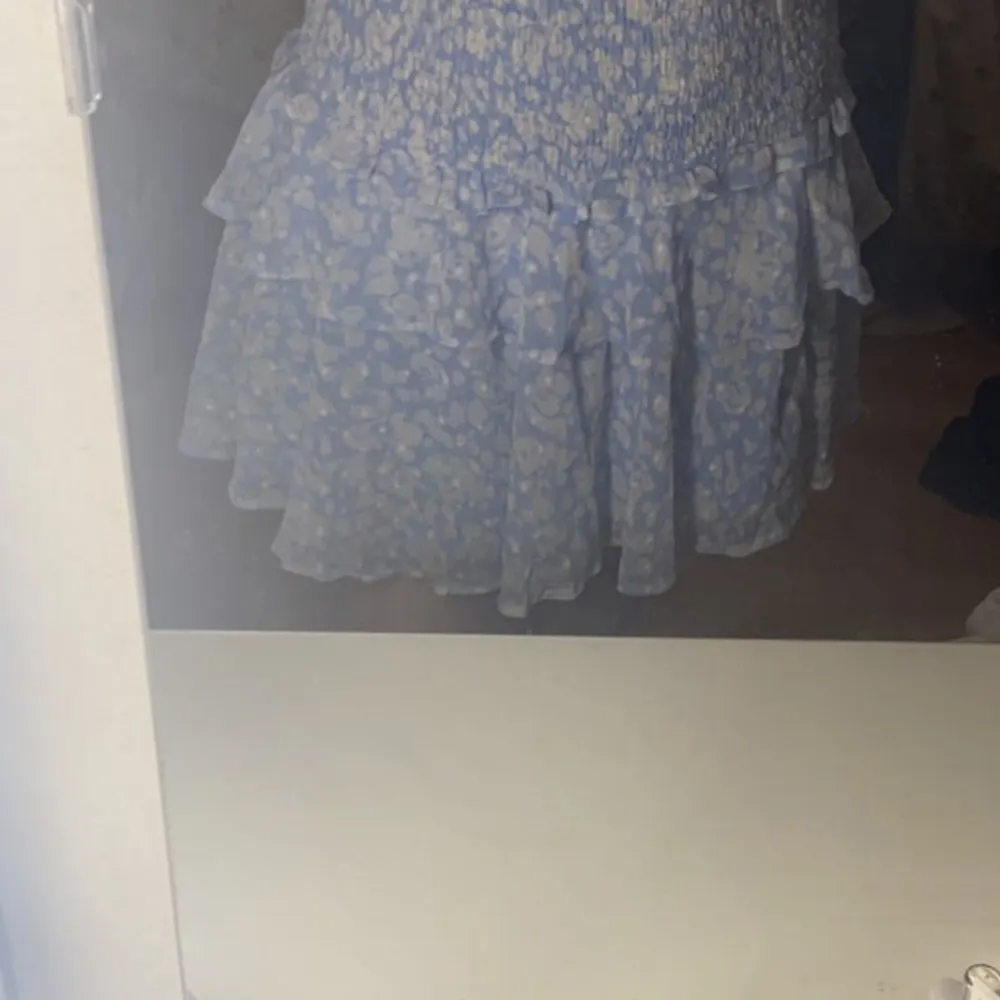 säljer en jättefin blå kjol, som jag endast har använt på min skolavslutning, jättebra skick och skön,  storlek M.. Kjolar.