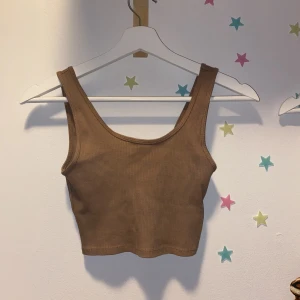 Topp från GinaTricot - Ljusbrun topp från Gina i bra skick. Kort, ej genomskyllig, skönt material. Lägsta bud: 35