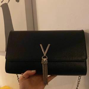 Valentino handväska i bra skick köpt för 800 säljer för 300
