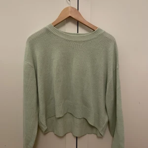 Stickad tröja - Stickad tröja från HM. Säljer pg att den aldrig använts. Storlek M men sitter oversized så passar både större och mindre. Pris kan diskuteras. 