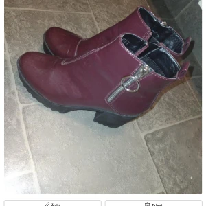 Högklackade boots lilaröda med kedjor - Högklackade boots med kedjor på utsidan, storlek 39/40.