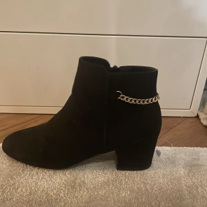Skor - svarta skor med liten klack. Den har en dragkedja på insidan. Nypris 500! 😍köparen står för frakt