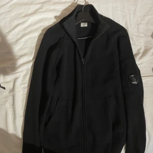 Cp Company Wool Zipp Sweatshirt - Cp Company Wool Zipp sweatshirt bra skick, tags/etiketter medföljer. Hög kraga med dragkedja 