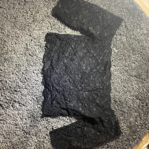 Svart topp - Säljer denna fina spetsade topp 💕 den har ingen storlekslapp på sig men den är ca Xs/S. Säljer pågrund av att jag aldrig använt den💕