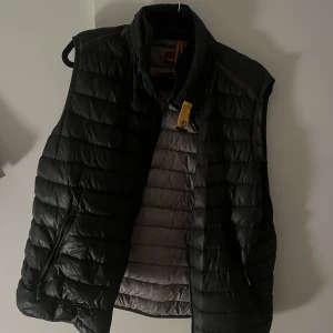 Parajumper Väst - Parajumper väst i använt skick, litet hål på baksidan (se bild 3) 