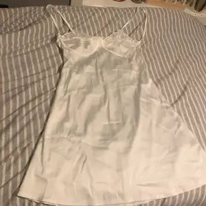 En jätte söt vit klänning med typ en öppen rygg säljer pga den är för liten för mig 😭😭
