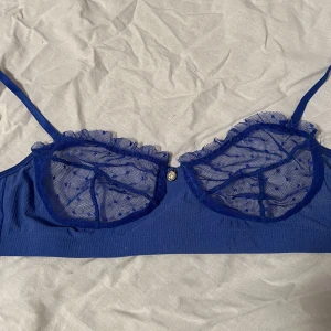 Bh - En bh i strl S! Super skön & snygg! Stretchig i material 💕passar en A-liten c kupa! Använd gärna köp nu 🥰aldrig använd!