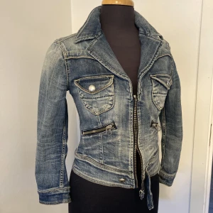 Jeansjacka Nolita - Jeansjacka Nolita i fint skick. Storlek L men väldigt liten  i storlek så mer som en Small.