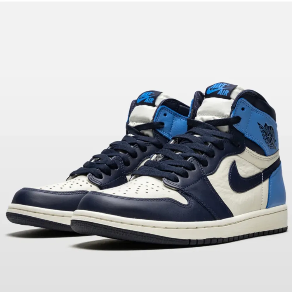 Säljer mina air jordan 1 retro high OG💞köpta på Plick för två år sedan för 4000kr. Sparsamt använda men har absolut täcken på användning. Kommer i orginalkartong där både vita och ljusblå oanvända snören tillkommer. Skriv för egna bilder💗. Skor.