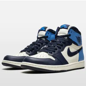 Säljer mina air jordan 1 retro high OG💞köpta på Plick för två år sedan för 4000kr. Sparsamt använda men har absolut täcken på användning. Kommer i orginalkartong där både vita och ljusblå oanvända snören tillkommer. Skriv för egna bilder💗