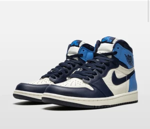 Air jordan 1  - Säljer mina air jordan 1 retro high OG💞köpta på Plick för två år sedan för 4000kr. Sparsamt använda men har absolut täcken på användning. Kommer i orginalkartong där både vita och ljusblå oanvända snören tillkommer. Skriv för egna bilder💗