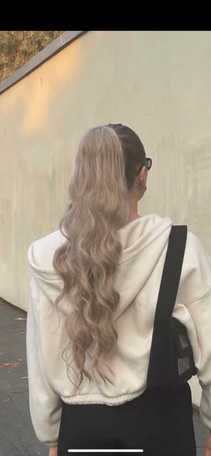 Löshårs tofs - Säljer löshårs tofs, färgen Alva från tizwehair endast testad och säljes då färgen ej passar mig, nypris 399kr😊