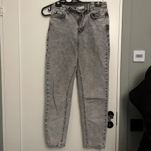 Jeans i tvättad modell från Gina Tricot - Jeans från Gina Tricot, strl. 36. Tvättad modell, raka ben.