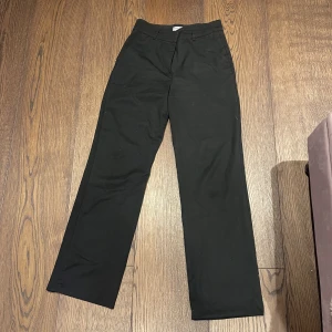 Madlady kostymbyxor  - Svarta kostymbyxor från Madlady, säljes då dem är för stora på mig. 250kr+frakt. Längden är 32