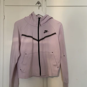 Nike tech  - Nike tech rosa 1300kr ordinarie pris  Nästan oanvänd använt typ 1 gång 💗