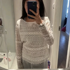 Vit topp - Jätte söt broderad topp! I super skick🤍 lite genomskinlig så rekommenderar att ha vit eller beige bh under💘💘