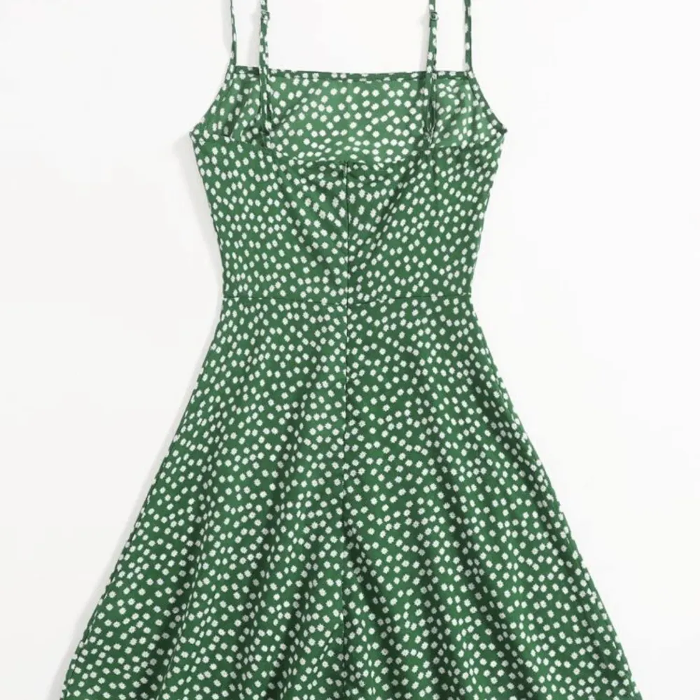 Grön klänning med blommönster från Shein. Storlek M.. Klänningar.