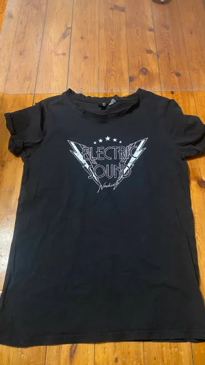 T shirt  - Bra skick, tryck inte på köp nu!!!