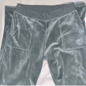 chinois/ljusgröna juicy byxor - Säljer dessa juicy byxor då de inte kommer till användning. Används fåtal gånger o i fint skick. Storlek s men köpte dom i butik och tycker de är mindre i storleken än de Andra juicy jag har i samma storlek från hemsidan.  💕