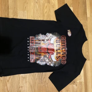 Chicago bulls t-shirt  - snygg basket tshirt med tryck av chicago bulls kom privat för fler bilder