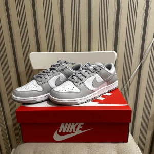 Nike Dunk Fog Grey - Kollar intressset på mina Nike Dunk Fog Grey! Helt nya inte prövade eller liknande! Kom pm för fler bilder eller frågor! Priset går att diskutera☺️ 