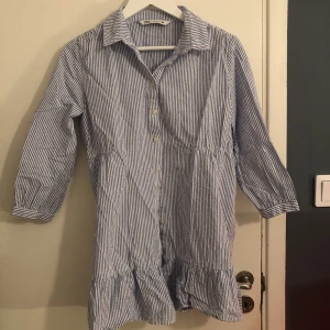 Skjortklänning - Blå och vit randig skjortklänning från Zara i storlek M, liten i storleken! Skulle säga att den passar xs-s!