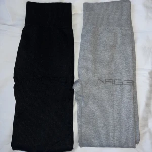 Träningstights  - Säljer 2 par träningstights från New Apparel som är använda 1 gång. Om man vill bara köpa ena paret kostar det 100 kr och för båda 150kr💕