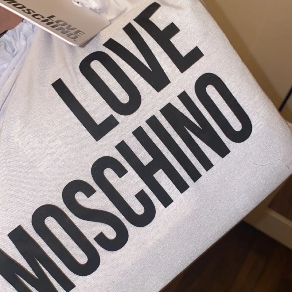 Moschino väska i färgen svart. I väldigt fin skick använd bara ett fåtal gånger. Väskor.