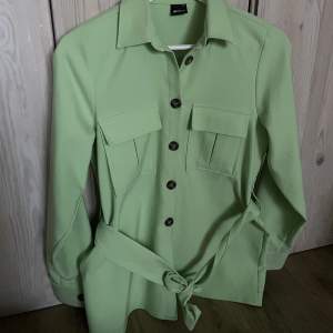 En skjorta med bälte i midjan! limegrön färg💚