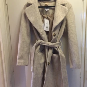 Kappa - Superfin lång kappa från St Tropez, i väldigt bra skick. Köpte den förra våren men den kom tyvärr aldrig till användning. Storlek S! 🦋