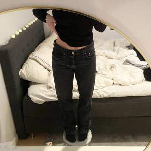 Populära grå/svarta låga jeans från Zara! Storlek 38 🖤