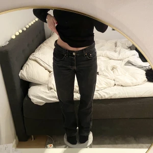 Zara Jeans - Populära grå/svarta låga jeans från Zara! Storlek 38 🖤