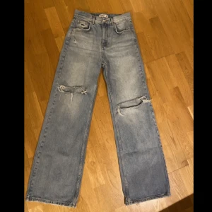 Blåa jeans, strl 36 - Säljer sommarens favvoritbyxor pga tyvärr försmå nu:/ De har hål på benen och coola slitningar vid fickorna och benens ändar som hör till modellen. De är i mycket bra skick! Köpta för 400kr 