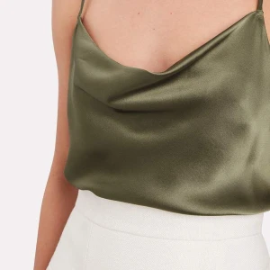 Slikes topp - Olivgrön silkes/Satin topp  Nypris 300kr säljer för 150kr Inte använt då den är förliten för mig! Otroligt sommrig o söt linne!😻  