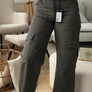 CARGO BYXOR - LAPP KVAR! Helt nya gröna/mörka cargo byxor från Weekday! Säljer pga att jag har för många. Köpte nyligen. Prislappen kvar. Storlek 36. Ordinarie pris : 450kr Köparen står för frakten 🚚📦