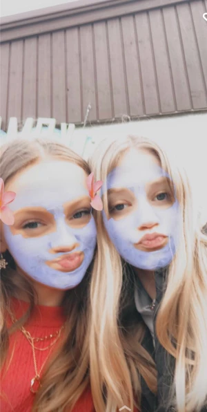 4 olika vänner  - Vi är några bitchiga brudar men smeeeexiga som få 