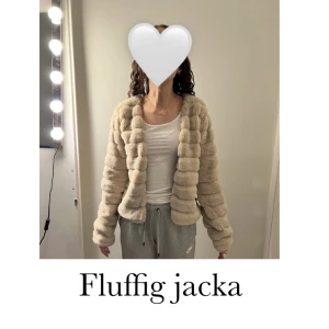 Jacka - Säljer nu denna gosiga jacka från Gina för att det inte kommer till användning väldigt dra skick för nästan aldrig använd!❤️köparen står för frakten!❤️