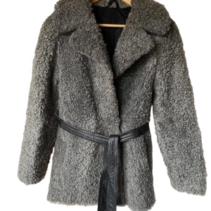 Fårskinnskappa - Superfin kappa i fårskinn. Storlek M. Otrolig kvalité.